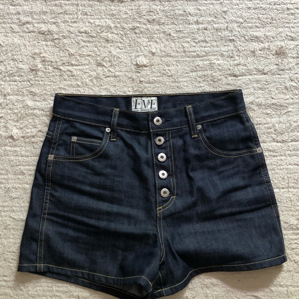 Leo Shorts Eve Denim in Raw color